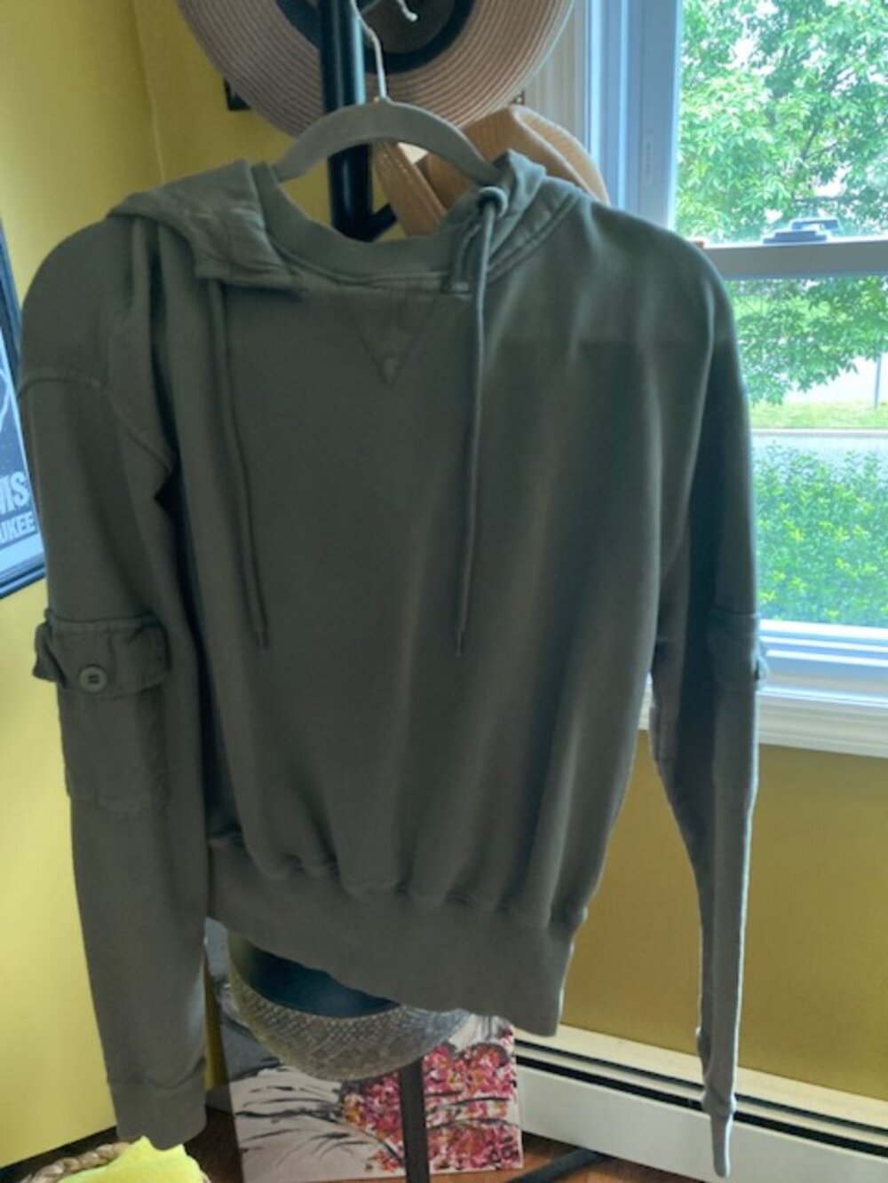 I'm selling a size medium One Teaspoon Hoodie, , fits like a Extra small or smal - Picture 6 of 8